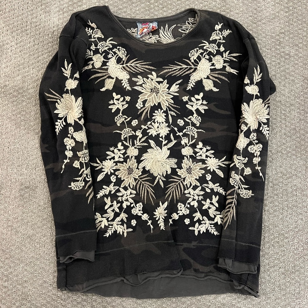 Johnny Was camo embroidered sweatshirt size M